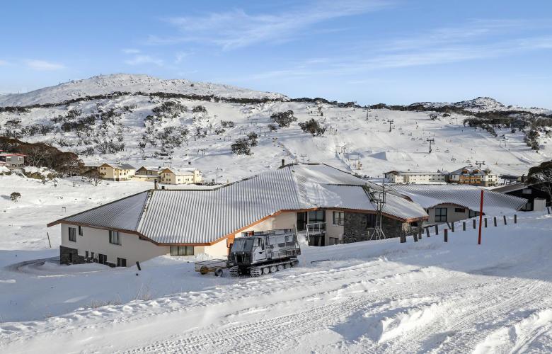 Perisher Valley ski resort Marritz Hotel and Salzburg Apartments for